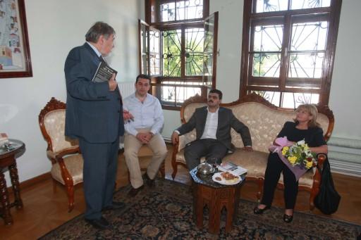 Cumartesi gecesi konseri bir grup Alperen Ocakları üyesi tarafından protesto edilen piyanist İdil Biret'e Alperen Ocakları çiçek takdim edip özür diledi