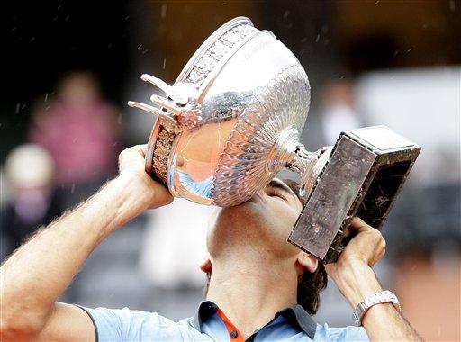 Roland Garros'u hiç kazanamamış 13 Grand Slam şampiyonu Roger Federer, hayatının en büyük hayalini gerçekleştirip daha önce 3 kez finalde Nadal'a yenildiği Fransa Açık'ta şampiyon oldu...
