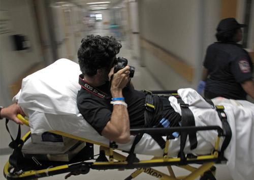 Bu kare AP Fotoğraf Ajansı fotoğrafçısı olan Emilio Morenatti, Maryland Üniversitesi Sağlık Merkezinin R. Adams Cowley Şok ve Travma Merkezinden Baltimoredaki Kernan Ortopedi ve Rehabilitasyon Merkezine nakledilirken 25 Ağustos 2009 çekildi. Afganistanda gerçekleşen bombalı saldırı sonucunda sol ayağını kaybeden Morenattiye protezi Baltimoreda takıldı. (AP Photo/Enric Marti)