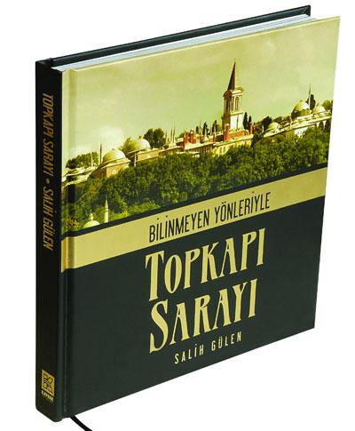 <b>BİLİNMEYEN YÖNLERİ İLE TOPKAPI SARAYI</b><br><br>
Dört Asra yakın bir zamanda Osmanlı Padişahlarına ev sahipliği yapan, hilafetin ve dünyanın merkezi Topkapı Sarayı, günümüzün en gözde ve en önemli Osmanlı mirası.  Her gün yerli ve yabancı yüzlerce ziyaretçiyi misafir eden sarayın her karesinde; Osmanlı zekâsının, tevazuûnun ve tabîliğinin izleri canlılığını muhafaza ediyor. 
<br><br>Topkapı Sarayı’nı gezenler, çoğu zaman yeterli vakit ve malumat edinemediklerinden yakınmakta haklılar. Saray planından saray adabına, mukaddes emanetlerden odalara, koğuşlardan bölmelere, abidelerden bahçelere, mescitlerden köşklere, mutfaklardan koğuşlara ve tabiî ki harem dairesine kadar Osmanlı idari anlayışının ihtişam ve zerâfetini sergileyen bu yapının anlattıklarını okuyabilmek için kapsamlı bir rehber eserle karşı karşıyayız. 
‘Bilinmeyen Yönleri ile Topkapı Sarayı’ isimli fotoğraflı eserde, hem Topkapı Sarayı hem de asırlardır  sarayda muhafaza edilen mukaddes emanetlerle ilgili yeterli düzeyde malûmat mevcut. <br><br>
Eser sarayın her köşesini etraflıca anlatmanın yanı sıra aynı zamanda farklı dönemlere ait ilginç hatıra, bilgi ve anektotları da ihtiva ediyor. Bu özellikleri ile hem tarihi, hem de duyguyu bir arada sunuyor okuruna.