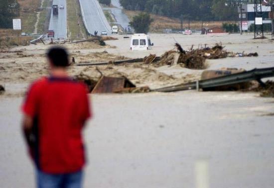 İstanbul Selimpaşa'da bir çok araç sel sularıyla birlikte denize döküldü. İki minik kardeş ise kayıp, helikopterler mahsur kalan vatandaşlar için havalandı.
