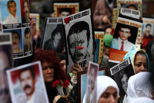 Beyoğlu'nda, eylem yapan 'Cumartesi Anneleri', gözaltındayken kaybolan yakınları için JİTEM'i adres gösterdi.