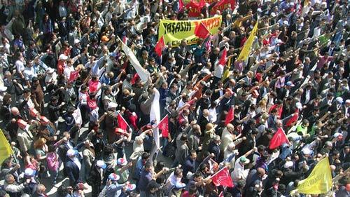 <b>1 MAYIS, 32 YIL SONRA YENİDEN TAKSİM'DE KUTLANDI</b><br><br>
32 yılın ardından, ilk kez bu yıl Taksim meydanında kutlanan 1 Mayıs, hem halktan hem de medyadan büyük ilgi gördü. Kutlamaya birçok sanatçı ile parti temsilcilerinin katılması ve alınan güvenlik önlemleri yılın dikkat çeken başlıkları arasındaydı.
