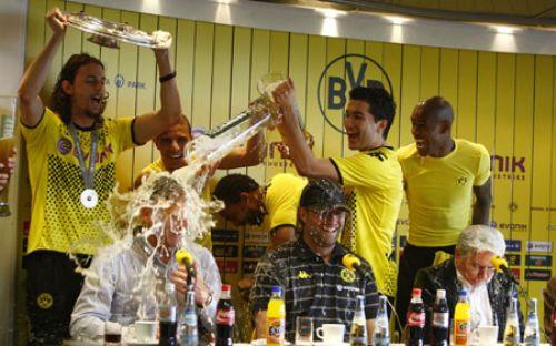 Bundesliga'da geçen hafta şampiyonluğu garantileyen Dortmund, Daum'un takımı E. Frankfurt'u 3-1 mağlup ederek ikinci lige gönderirken Nuri Şahin duygulu anlar yaşadı.