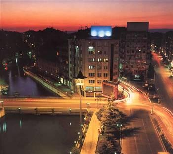 <p>ESKİŞEHİR Eski adı Doylaion’dur. 1080 yılında Türkler burayı ele geçirdi. 1175 yılında burasını Bizans geri aldı. Kılıçarslan bu şehri daha sonra geri alınca, ona “Bizim eski Şehrimiz” anlamına gelen Eski Şehir adını verdi.</p>
