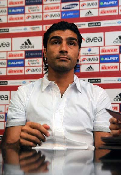 Galatasaray Kulübü, Bursasporlu futbolcu Mustafa Sarp ile resmi sözleşme imzaladı.