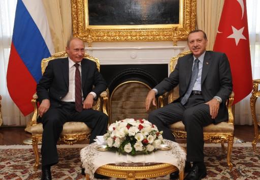 Rusya Başbakanı Vladimir Putin, günübirlik çalışma ziyareti için Ankara'ya geldi. Putin seri ziyaretler gerçekleştirdi ve önemli anlaşmalara imza attı