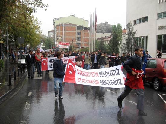 PKK'lıların teslim olması ve demokratik açılımı protesto eden daha çok liseli öğrencilerin olduşturduğu bir grup, Küçükçekmece Sefaköy'de E-5 Karayolu'nu yolunu trafiğe kapatıp sloganlar attı.