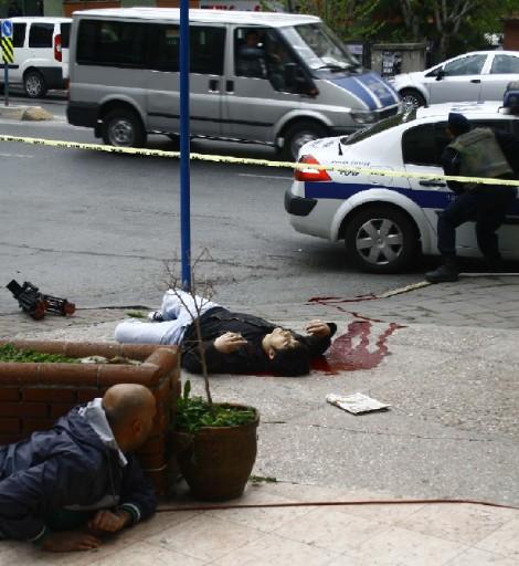 İstanbul'da saatler süren çatışma sırasında siviller de vuruldu. İşte terörün sivil kanı döktüğü anlardan alınan kareler: