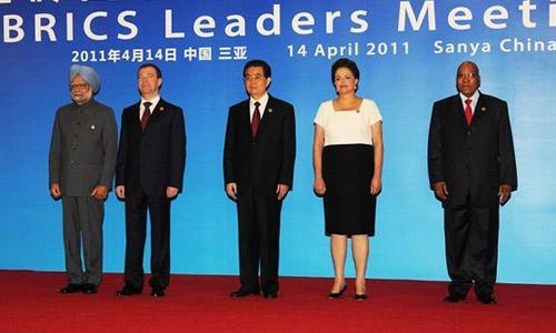 BRIC, BRICS oldu
17 Şubat:
-Dünya Altın Konseyine göre, 2010 yılında dünya altın talebi son 10 yılın en yüksek tonajına ve tüm zamanların en yüksek değerine ulaştı. Altın takıya talep, bir önceki yıla oranla yüzde 17 arttı.
18 Şubat:
-ABD Merkez Bankası (FED) Başkanı Ben Bernanke, yeni bir küresel finansal krizi önlemeye yardımcı olmak amacıyla, Çin gibi büyük dış ticaret fazlası veren ülkelere, para birimlerinin değerini artırmaları çağrısında bulundu.
19 Şubat:
-Brezilya, Rusya, Hindistan ve Çin'in oluşturduğu BRIC, Güney Afrika'nın da katılımıyla BRICS oldu.