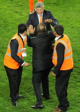 Shakhtar Donetsk'in UEFA Kupası'nı almasına en çok sevinen isimlerden biri de Galatasaray'ın eski yöneticisi Abdürrahim Albayrak oldu. Sahaya dalan Albayrak'ı gören Lucescu şaşkına döndü.