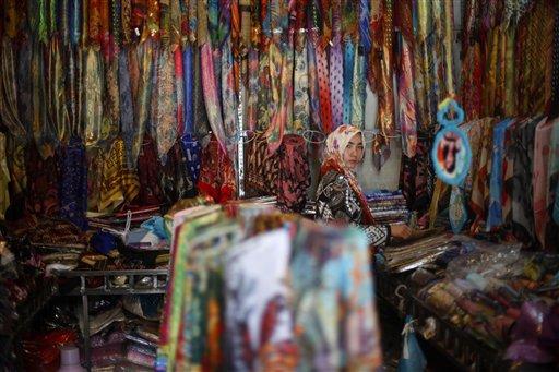 Kanlı olaylara ve katliamlara sahne olan Doğu Türkistan'da hayat devam ediyor. Acıyan yürekleri ve yaşlı gözleri ile yaşama tutunmaya çalışan Uygurlar işte böyle yaşıyorlar.