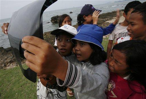 Dün Tayland, Endonezya, Myanmar ve Kamboçya içine alan Doğulu ülkelerde güneş tutulması olayı yaşandı... Ortaya çıkan tablo gibi görüntüler hayranlıkla böyle izlendi.