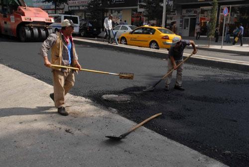 ANKARA BUYUKSEHIR BELEDIYESINCE GMK BULVARI'NDAKI ASFALTLAMADA CALISAN ISCILER, ASIRI SICAK NEDENIYLE GOLGEDE BILE YURUMENIN GUCLESTIGI KENT MERKEZINDE BIR DE ASFALTIN NEDEN OLDUGU SICAKLA BAS ETMEK ZORUNDA KALIYORLAR. SICAKTAN BIR OLCU DE OLSA KURTULMAK ICIN IS MAKINELERININ GOLGESINDE ISLERINI SURDURMEYE CALISAN ISCILER, TRAFIGIN YOGUNLASACAGI SONBAHAR VE KIS ONCESI ANKARALILAR'A ULASIMDA KOLAYLIK VE KONFOR SAGLAMAYA CALISIYOR.