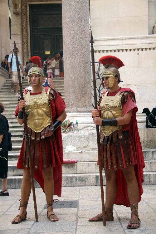 Peristil Meydanında Romalı glatyatörler. Fotoğraf çektirmek isteyince Hangi ülkedensin diye sordular. Türkiye deyince de Bahşiş dediler.