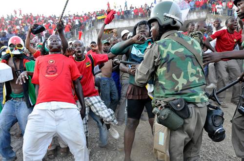 Mozambik Milli Takımının 2010 Dünya Kupasına katılmaya hak kazandığını 6 Eylül 2009 tarihinde öğrenen taraftarlar, Kenya Maputoda ayaklanma benzeri kutlamalar yaparken, polis müdahalesi ile karşılaştılar. (REUTERS/Grant Lee Neuenburg)