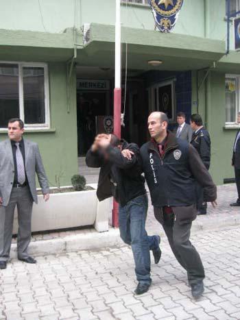 Manisa Müdürlüğü Asayiş Şubesi ile Turgutlu İlçe Emniyet Müdürlüğünün ortaklaşa düzenledikleri Pelez Altın şebekesi operasyonunda 19 kişi göz altına alındı.
