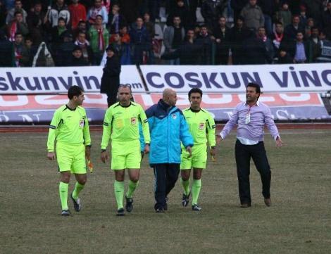 Ankaraspor beraberliği ile zirve yolunda büyük avantaj yitiren Sivasspor'da Bülent Uygun, kulubeyi tekmeledi maç sonunda hakemleri tartakladı.