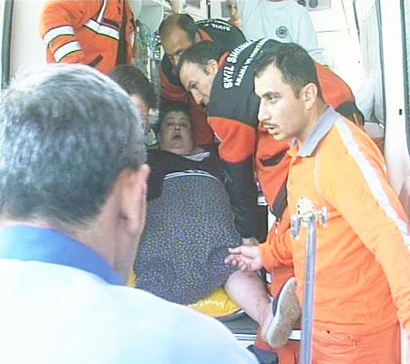 Bursa'da kadın sığınma evinde yaşayan 240 kiloluk kadının rahatsızlanması üzerine 20 kişilik itfaiye, ambulans ve sivil savunma ekibi seferber oldu.