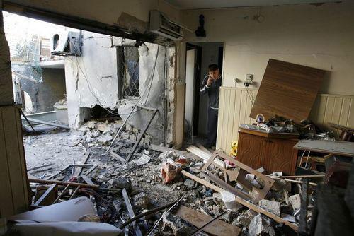 İsrail'in Gazze Şeridi'ni karadan ve havadan ablukaya aldı. Tanklar şehir merkezini bombalıyor. Sivil halk korku ve dehşet içinde...