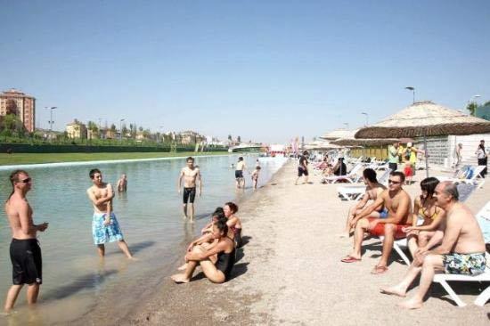 Eskişehir Büyükşehir Belediye Başkanı Yılmaz Büyükerşen, geçen hafta hizmete giren yapay plajda yüzdü, kumsalda güneşlendi.