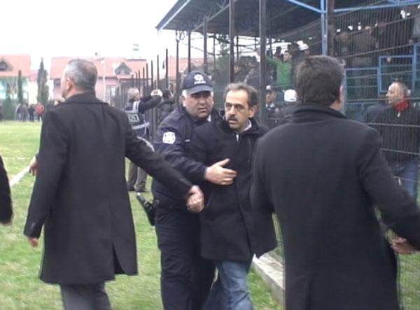 Sakarya'da oynanan Kırkpınarspor, As Akyazıspor amatör küme maçında olaylar çıktı. Akyazı Belediye Başkanı Yazıcı sahaya girip oyunculara saldırmaya kalkıştı.