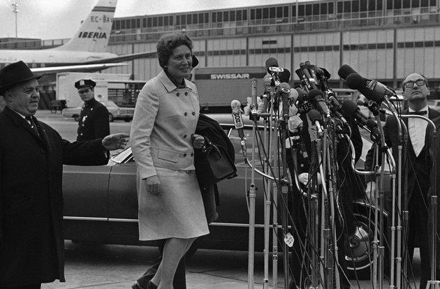 Alliluyeva, 1970'li yıllarda mimar William Peters ile evlendikten sonra Wisconsin'e yerleşmiş ve Lana Peters adını kullanmaya başlamıştı.