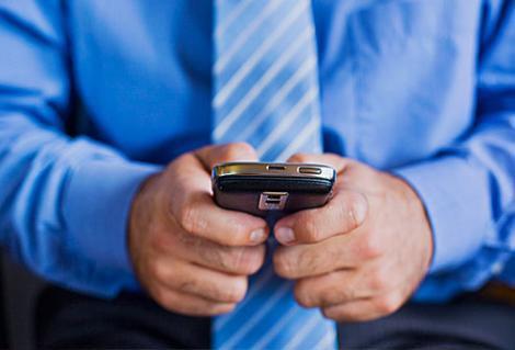 <b>Cep telefonları</b> Cep telefonlarının fonksiyonelleşmesi ile ofisler cebe girdi. Sadece iki baş parmağı ile herşeyin kontrolü mümkün. Baş parmaklarınızın neden ağrıdığını artık anladınız. Ağrı az kullandığınız halde cep telefonunuzu devam ediyorsa doktora gitmek şart.