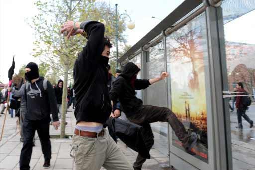 Ankara'daki 1 Mayıs kutlamalarının yapılacağı Sıhhiye Meydanı'na girişlerdeki arama noktasında polis ile göstericiler arasında arbede çıktı. Polis olayları yatıştırmak için havaya ateş açtı.