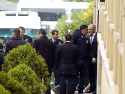 İstanbul ve Kocaeli'nde eşzamanlı yapılan operasyonla 3 teğmen gözaltına alındı. Evde, 500 gram kadar TNT patlayıcı, bir miktar uyuşturucu ve ÇYDD'li kızlarla çekilen görüntüler ele geçirildi.