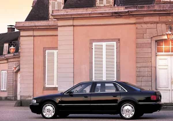 Org. Yaşar Büyükanıt’a Audi A8L marka bir otomobil alındı. Dünyada zırh gücü açısından bir numara olan otomobil çıplak 400 bin Euro fiyata sahip ve gümrük vergileriyle birlikte yaklaşık 1 Trilyon değerinde.