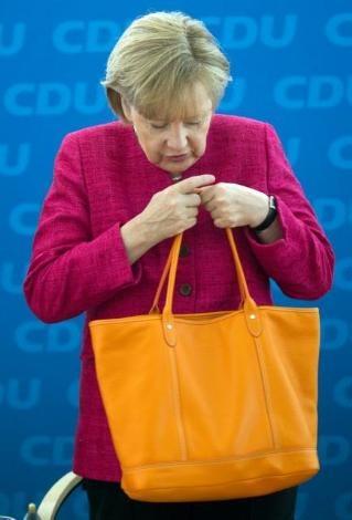 Kıyafetiyle sıkça eleştirilen Almanya Şansölyesi Merkel, renkli çantasıyla dikkatleri üzerine çekti.