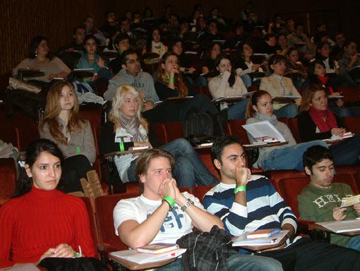 Bu örnek, Koç Üniversitesi öğrencilerinin uzmanlardan aldığı uygulamalı yönetişim eğitimi dersinde öğrendikleri başarılı insan olmanın sırlarından sadece biri.