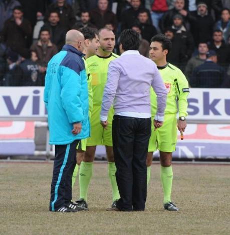 Ankaraspor beraberliği ile zirve yolunda büyük avantaj yitiren Sivasspor'da Bülent Uygun, kulubeyi tekmeledi maç sonunda hakemleri tartakladı.