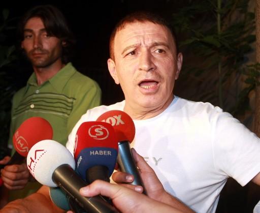 Etiler'de kumar oynanan villaya yapılan baskında gözaltına alınan M.Ali Erbil ve M.Topaloğlu ile birlikte gözaltına 25 kişi 3 saat gözaltında tutulduktan sonra serbest bırakıldı.