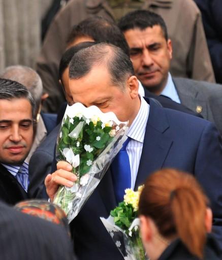 Başbakan Recep Tayyip Erdoğan eşi Emine Erdoğan ile birlikte kayınpederinin mezarını ziyaret etti.