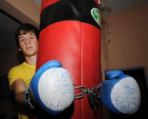 Türkiye Gençler Ferdi Boks Şampiyonası'nın finalde rakibini 5-0 mağlup ederek 60 kiloda Türkiye Şampiyonu olan boksör. kendisinin yerine yendiği rakibi milli takıma çağrılınca isyan etti.