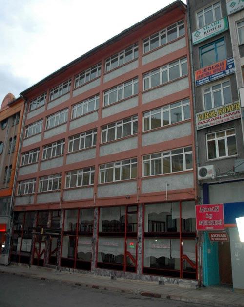 Tabelaların indirilişi sırasında bölgede bir polis ekibi de hazır bulundu. Tabelaların kaldırılışını izleyen bazı vatandaşlar da bu olayı cep telefonlarıyla görüntüledi. (AA)