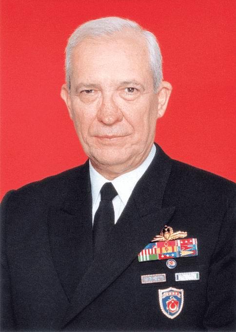 <p><strong>Güven Erkaya:</strong> Dönemin Deniz Kuvvetleri Komutanı. Başbakan Necmettin Erbakan’ı ‘irticai tehdidin boyutları ve hükümetin bu konudaki duyarsızlığı’ tezleriyle MGK’da sıkıştırdığı gazetelere sızdırıldı. İrtica ile mücadele için Genelkurmay Başkanlığı’nın yürüttüğü çalışmanın karargâhının Deniz Kuvvetleri Komutanlığı olduğu ortaya çıktı. Cuntanın omurgası, başında Oramiral Erkaya’nın bulunduğu Batı Çalışma Grubu’ydu. Erkaya, iki yıl önce kolon kanserinden vefat etti.</p>