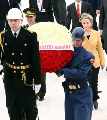 ABD Dışişleri Bakanı Hillary Clinton, eşinin Başbakan olduğu yıllardaki resmi ziyaretinden yıllar sonra bu kez bakan sıfatıyla resmi bir ziyaret için Ankara'yı ziyaret etti.