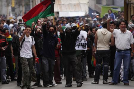 Bolivya'nın birçok büyük kentinde akaryakıt fiyatlarındaki astronomik artış protesto edildi, yer yer çatışmalar çıktı. Olaylarda onlarca kişi yaralanırken 20'den fazla kişi gözaltına alındı.