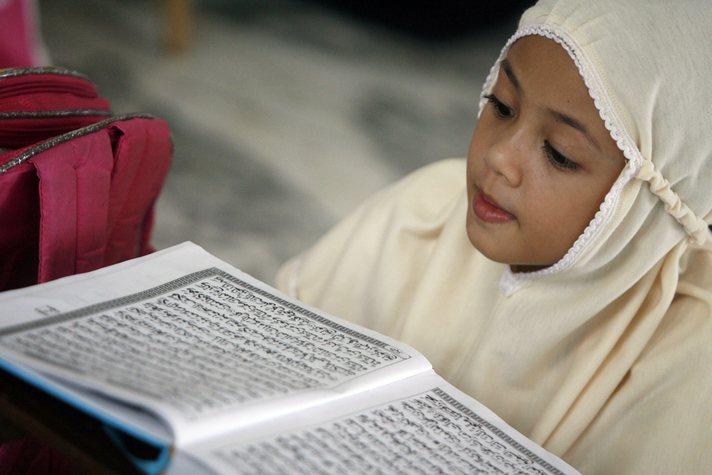 Endonezya'nın Baiturrahman Cami'nde din eğitimi gören bir kız çocuğu