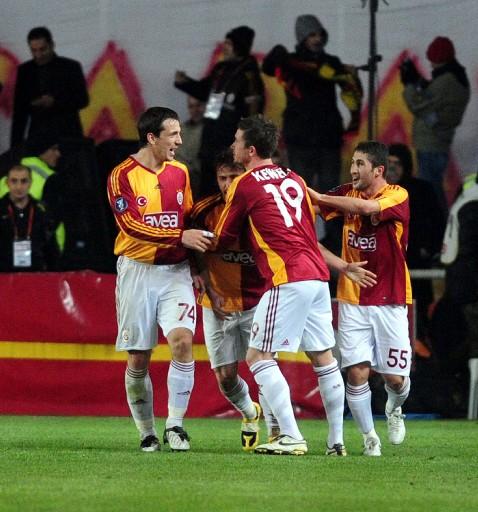 G.Saray-Hambur maçında Ali Sami Yen tartihi günlerinden birini daha yaşarken protokol tribününde ağı isimler vardı.