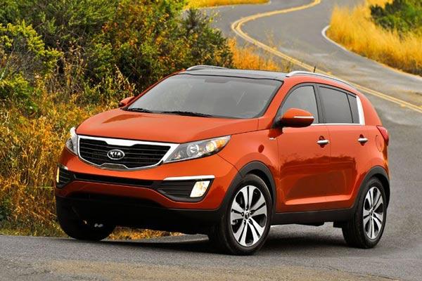 <strong>KIA: </strong>Önden çekişli Sportage'da 1.6 litrelik benzinli motor kullanılıyor. 135 beygir güç ve 165 nm tork üreten araç ortalamada 6.8 litre tüketiyor. Aracın başlangıç fiyatı ise 59 bin 700 lira olarak belirlenmiş. Markanın yeni crossover modeli Soul ise 1.6 litrelik dizel motorla satılıyor. Otomatik vites seçeneği de bulunan araç, 128 beygir güç ve 260 nm tork üretiyor. 51 bin 700 liradan başlayan fiyatlarla satılan aracın ortalama tüketimi de 5.2 litre.<br /><br />