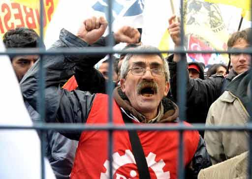 TÜRK-İŞ, DİSK ile KESK öncülüğünde Kadıköy'de düzenlenen mitingde TÜRK-İŞ'e bağlı Türk Metal Sendikası ile DİSK'e bağlı Birleşik Metal-İş Sendikası üyeleri arasında arbede yaşandı.