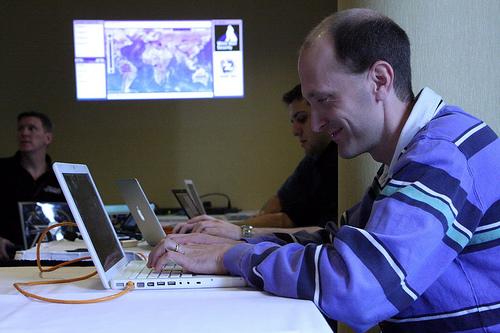 <p>• Mac’inizin hack’lenemeyeceğini mi sanıyorsunuz? CanSecWest konferansında güvenlik araştırmacısı Charlie Miller, Apple şirketinin geliştirdiği Safari adlı ağ tarayıcısındaki bir yanlışlıktan yola çıkarak, 10 saniyeden kısa bir sürede bir MacBook’un sistemine girmeyi başardı.</p>