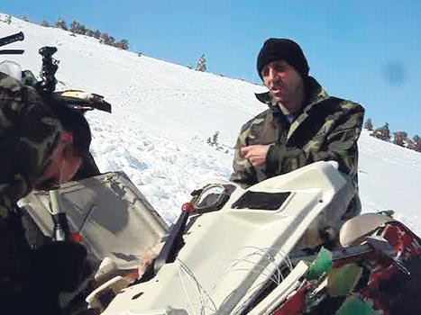 Cumhurbaşkanı Gül'ün, 'Helikopterdeki beyni keçiler sökmedi!' diyerek şüphelerini dile getirdiği kayıp cihazların sökülme görüntülerine ulaşıldı. Muhsin Yazıcıoğlu'nun helikopterinin düşmesiyle ilgili soruşturmanın seyrini değiştirecek videoda, dört subay var. Biri cihazları sökerken, ikisi onu izliyor. Bir asker ise görüntü çekiyor.