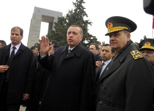 Başbakan Erdoğan ve İlker Başbuğ Şehitler Abidesi'ne ziyarette bulundu. Erdoğan yaptığı konuşmada kahramanlığa vurgu yaptı.
