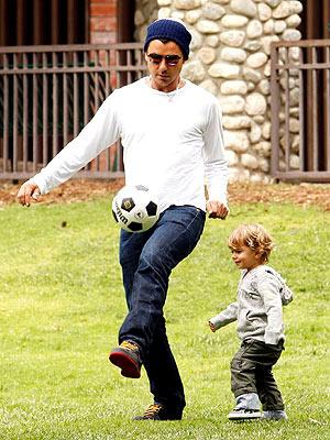 <b>Kingston Rossdale:</b> Rock yıldızı Gwen Stefani ile Gavin Rossdale'in 4 yaşındaki oğulları Gavin Rossdale, anne ve babasının yolundan gidiyor. ''Punk'' ile ''grunge'' tarzını kıyafetlerinde bir araya getiren Kingston, büyükannesini ziyarete motosiklet arkasında ve deri montla gidecek kadar da asi...