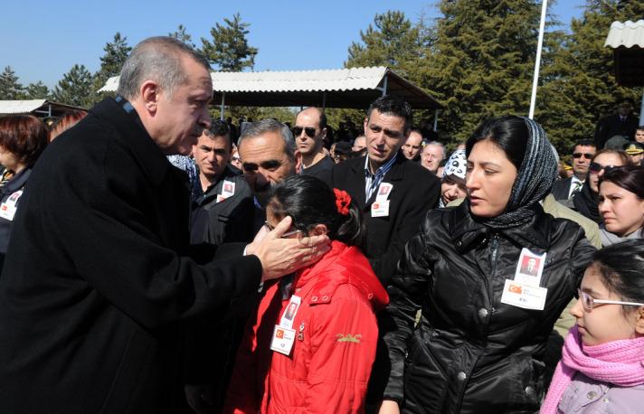 BABALARINA KOŞTULAR<p>
<p/>
<p>Şehit askerlerin &ccedil;ocukları, tabutların yanına giderek babaların tabutuna sarılıp &ouml;pt&uuml;ler. Şehit yakınları da g&ouml;zyaşlarıyla veda ettiler.  Cenaze arabasına konulan şehit askerlerin naaşları, t&ouml;ren alanından g&ouml;t&uuml;r&uuml;ld&uuml;.